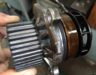 Как проверить работу помпы на автомобиле?