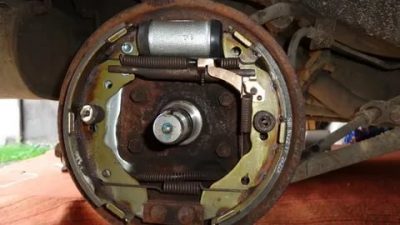 Как работает ручник на барабанных тормозах?