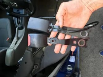 Как разобрать крепеж ремня безопасности?