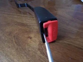 Как разобрать крепеж ремня безопасности?