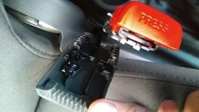 Как разобрать крепеж ремня безопасности?