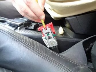 Как разобрать крепеж ремня безопасности?