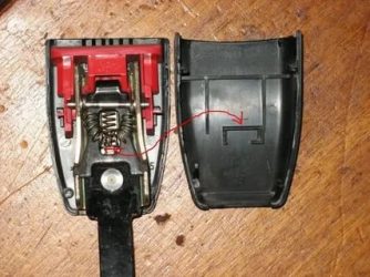 Как разобрать крепеж ремня безопасности?