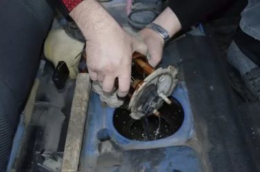 Как слить бензин с шевроле ланос?