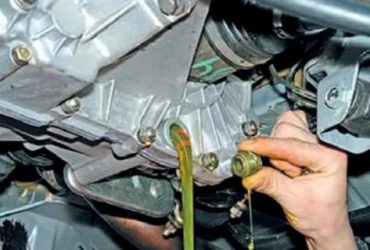 Как слить масло с коробки приора?