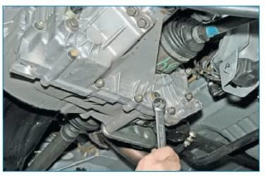 Как слить масло с коробки приора?