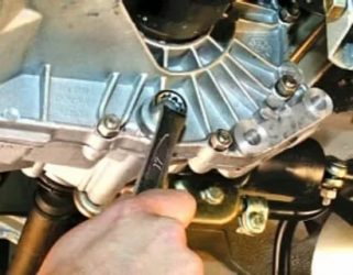 Как слить масло с коробки приора?