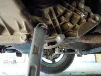 Как слить масло с коробки приора?