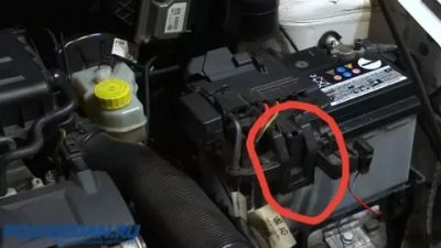 Как снять АКБ с поло седан?