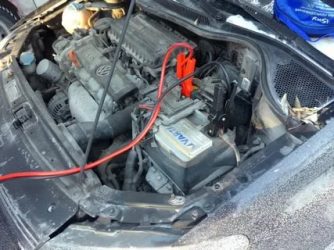 Как снять АКБ с поло седан?