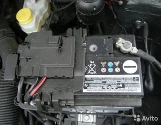 Как снять АКБ с поло седан?