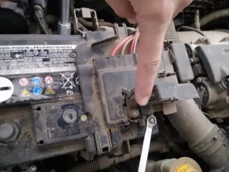 Как снять АКБ с поло седан?