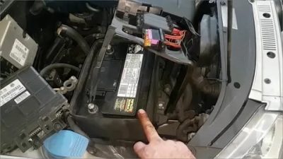 Как снять АКБ с поло седан?