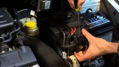 Как снять АКБ с поло седан?