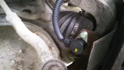 Как снять датчик абс лачетти?