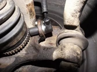 Как снять датчик абс лачетти?