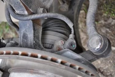 Как снять датчик абс лачетти?