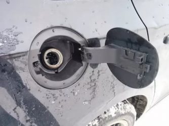 Как снять крышку бензобака шевроле круз?