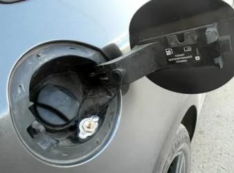 Как снять крышку бензобака шевроле круз?