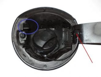 Как снять крышку бензобака шевроле круз?