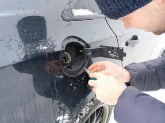 Как снять крышку бензобака шевроле круз?
