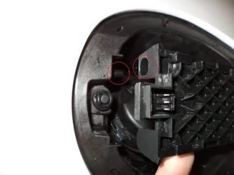 Как снять крышку бензобака шевроле круз?