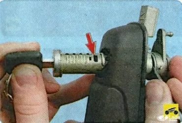 Как снять личинку замка двери калина?