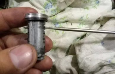 Как снять личинку замка двери калина?