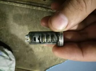 Как снять личинку замка двери калина?