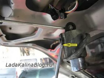 Как снять личинку замка двери калина?