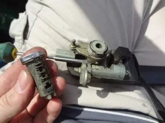 Как снять личинку замка двери калина?