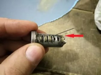 Как снять личинку замка двери калина?