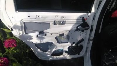 Как снять обшивку передней двери на калине?