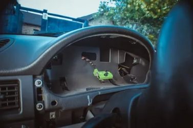 Как снять приборную панель на приоре?