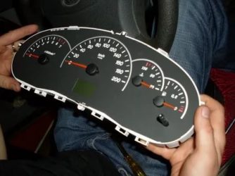 Как снять приборную панель на приоре?
