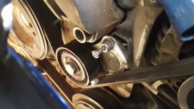 Как снять ролик натяжителя ремня генератора?