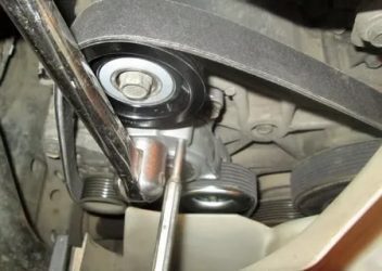 Как снять ролик натяжителя ремня генератора?