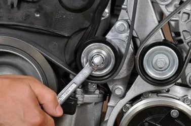 Как снять ролик натяжителя ремня генератора?