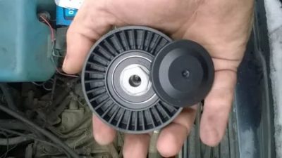 Как снять ролик натяжителя ремня генератора?