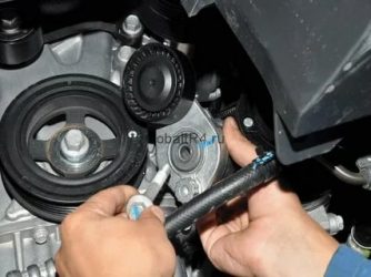 Как снять ролик натяжителя ремня генератора?