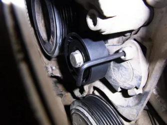 Как снять ролик натяжителя ремня генератора?