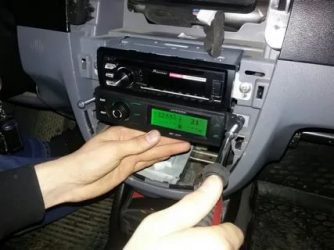 Как снять штатную магнитолу на шевроле лачетти?