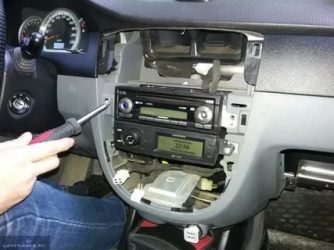 Как снять штатную магнитолу на шевроле лачетти?