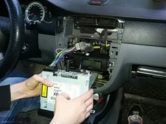 Как снять штатную магнитолу на шевроле лачетти?