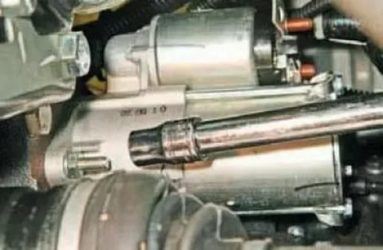 Как снять стартер на шевроле ланос?