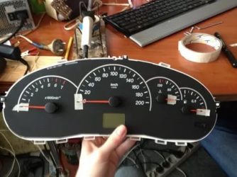 Как снять стрелки с панели приборов приора?