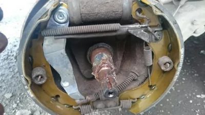 Как собрать задние тормозные колодки дэу нексия?