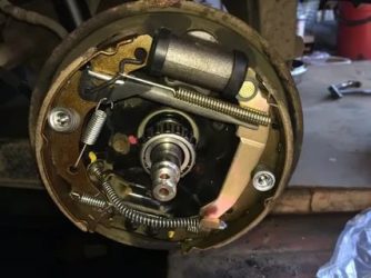 Как собрать задние тормозные колодки дэу нексия?