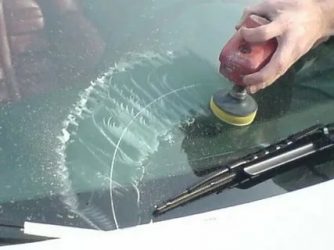 Как убрать царапины со стекла автомобиля?