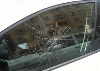 Как убрать царапины со стекла автомобиля?